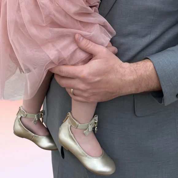 Michael Kors Girls “Kenyah Kay” Logo Charm Gold Ballet Flats Size 6 Toddler/Baby - Picture 2 of 12